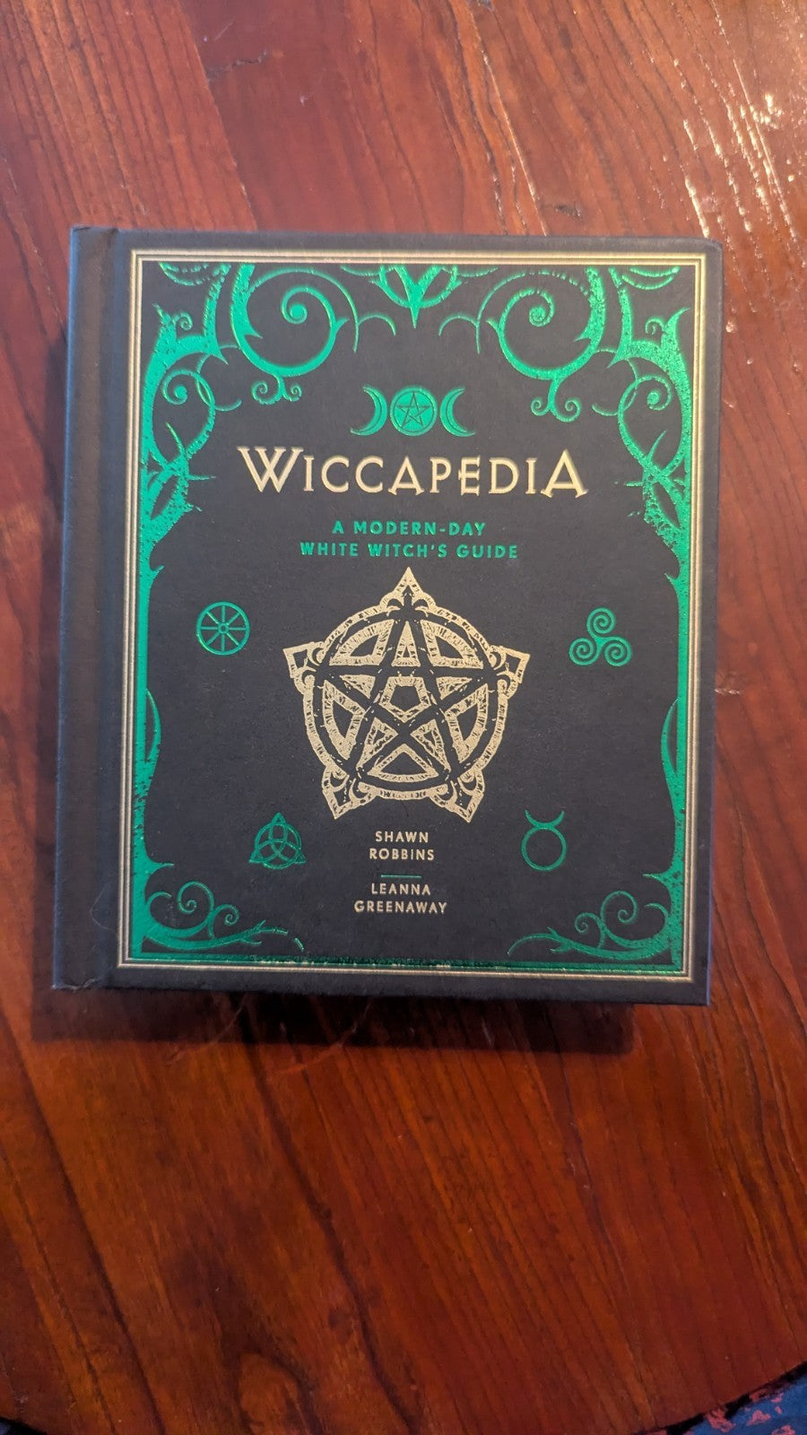 Wiccapedia : A Modern-Day White Witch's Guide by Leanna Greenaway and Shawn...