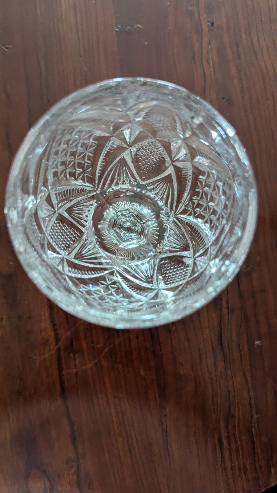 TRADITIONAL CLASSIC DIAMOND CUT DESIGN WINE GLASS 
