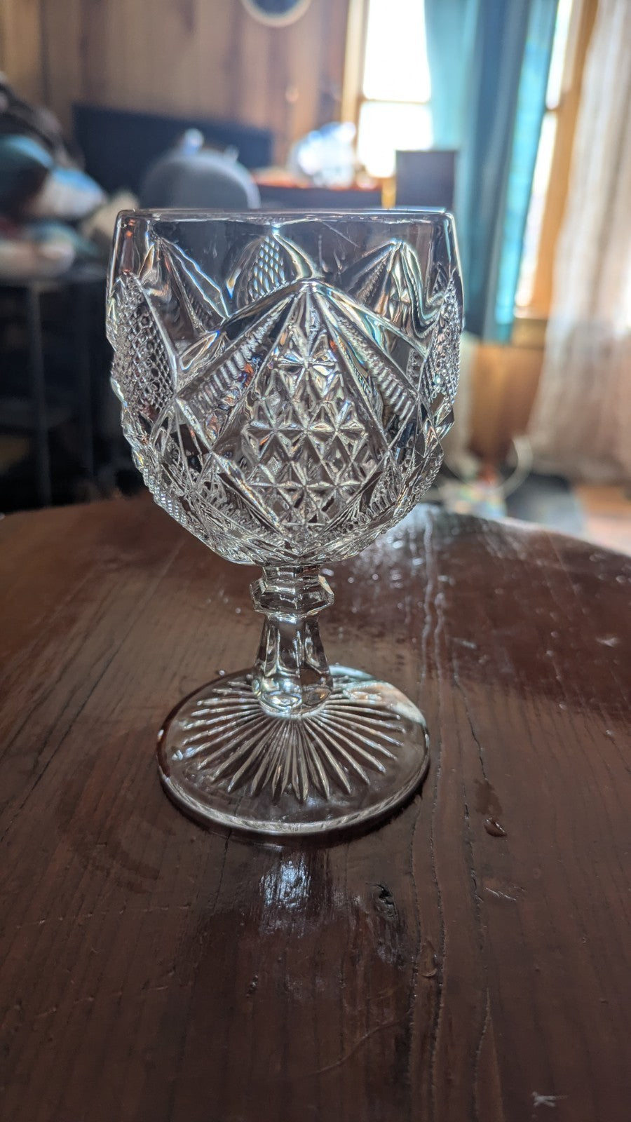 TRADITIONAL CLASSIC DIAMOND CUT DESIGN WINE GLASS 