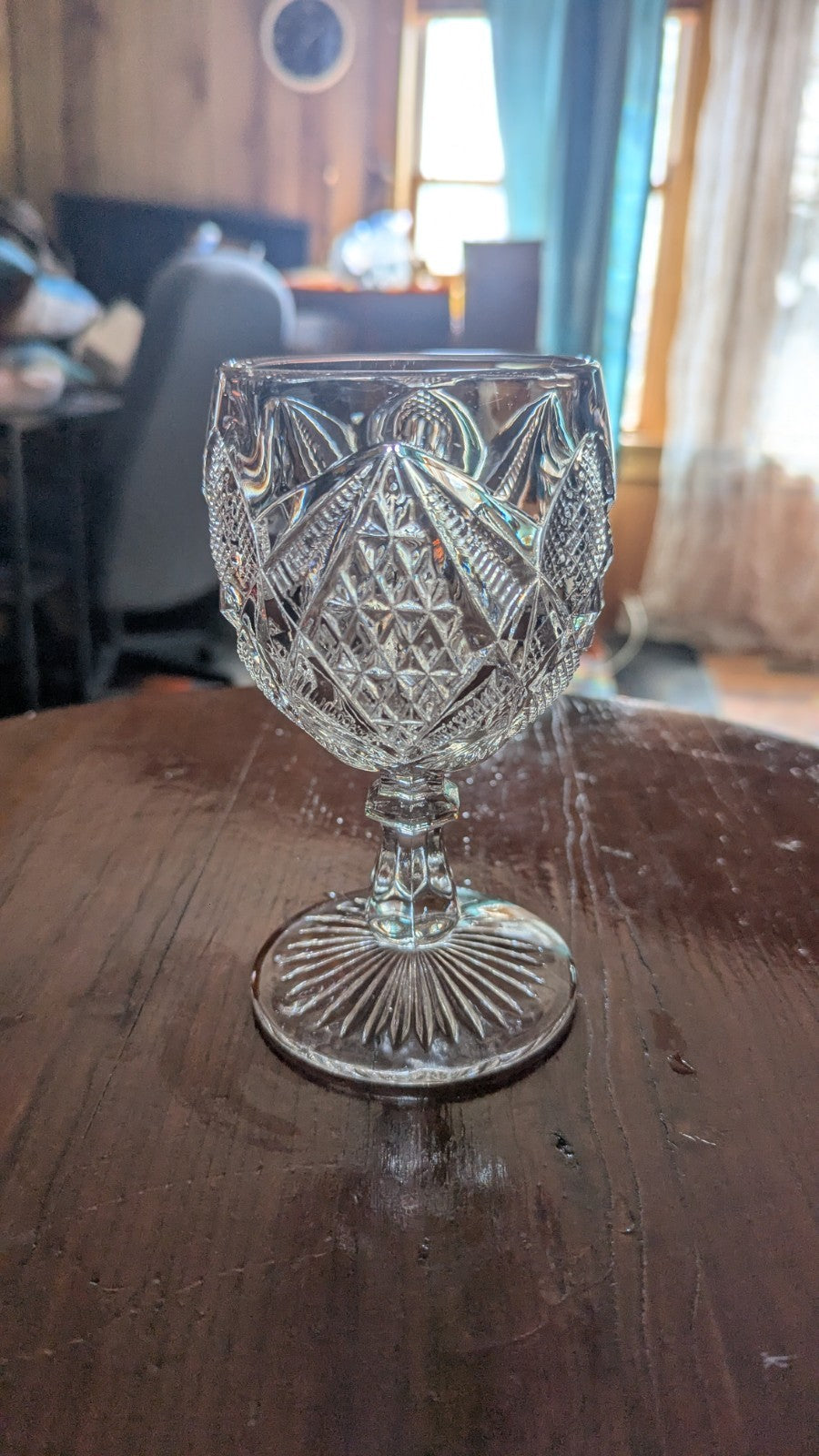 TRADITIONAL CLASSIC DIAMOND CUT DESIGN WINE GLASS 